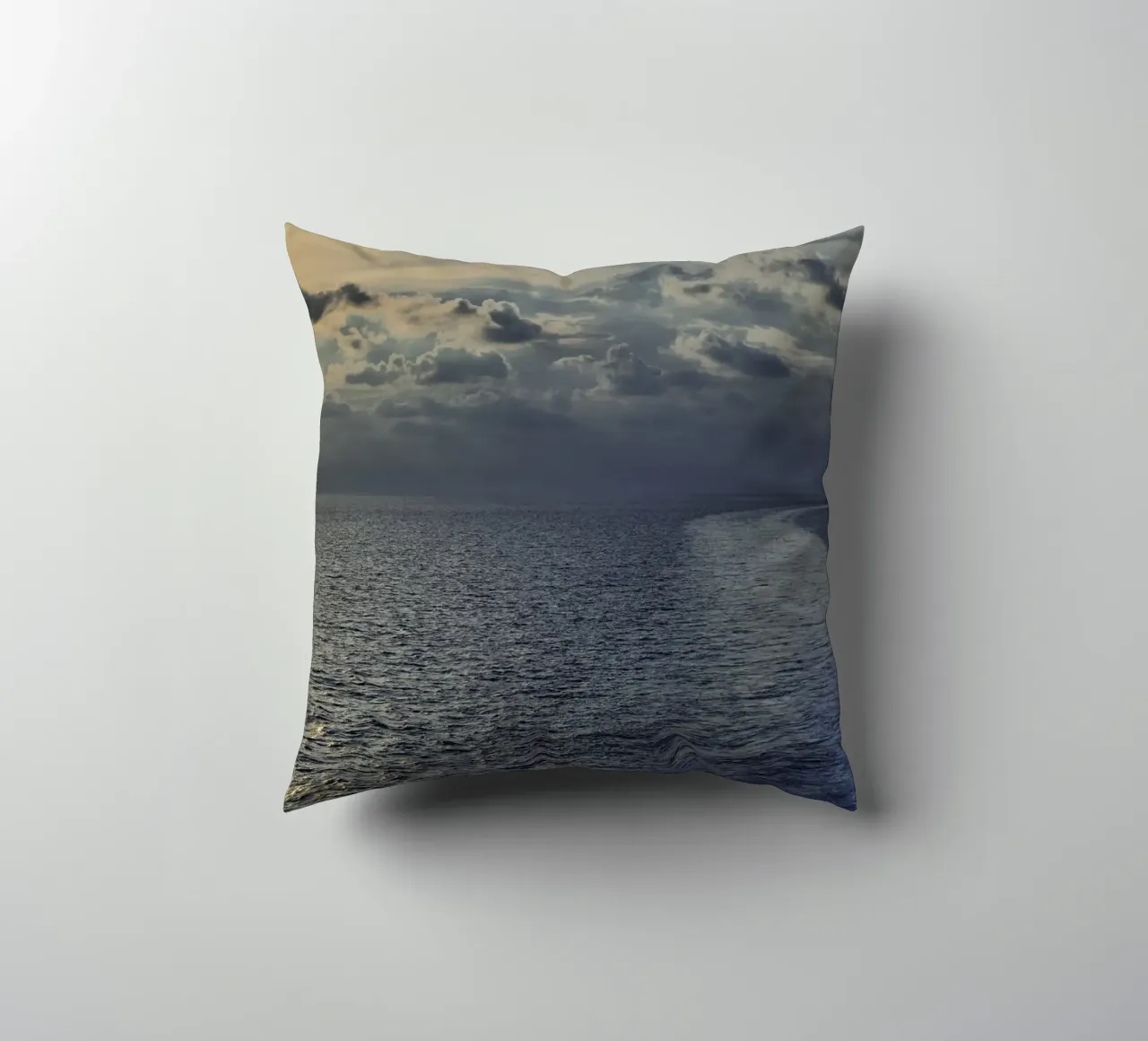 Luce dorata sull'oceano al tramonto o all'alba. cuscino da peuceta_BA