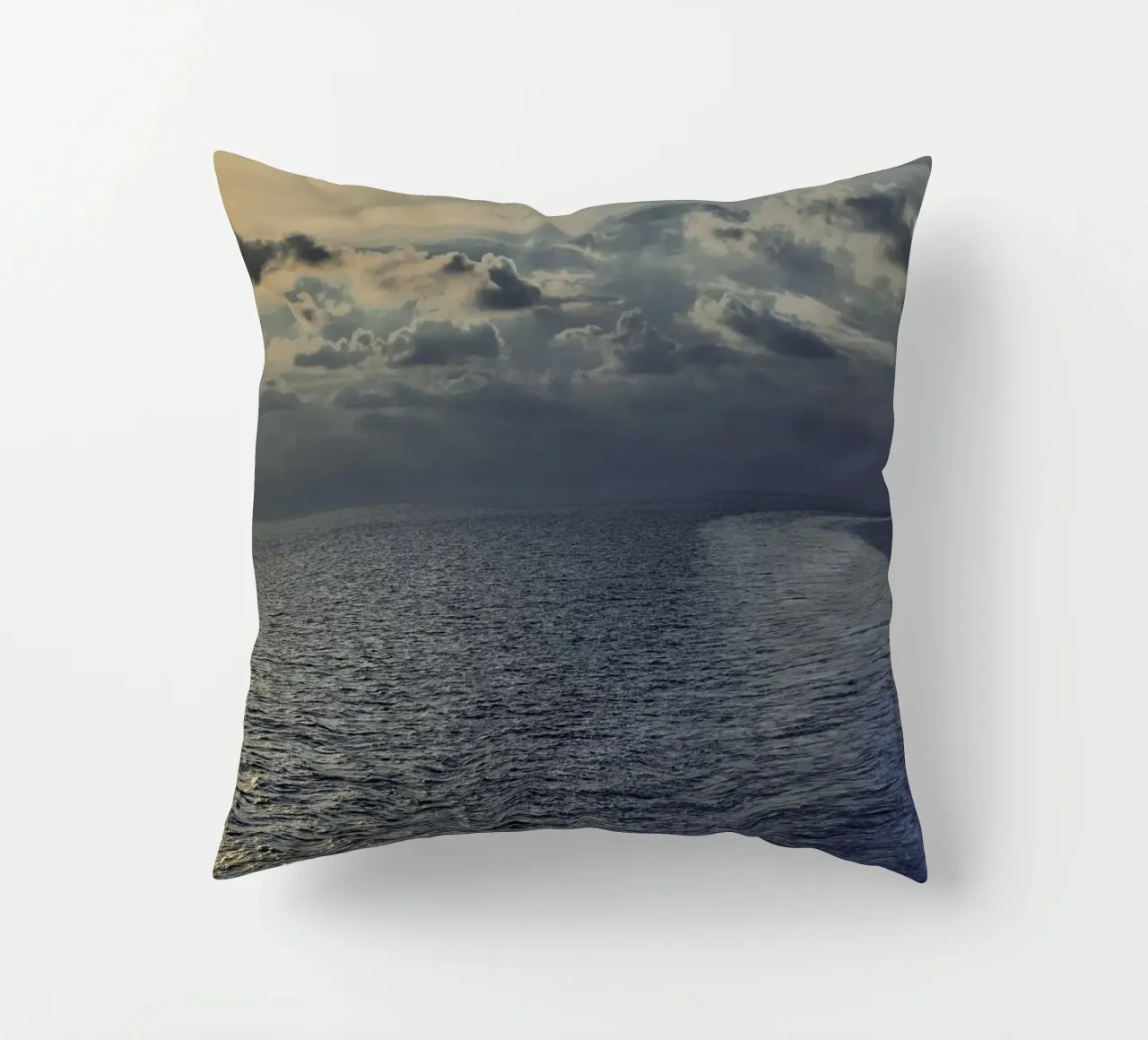 Luce dorata sull'oceano al tramonto o all'alba. cuscino da peuceta_BA