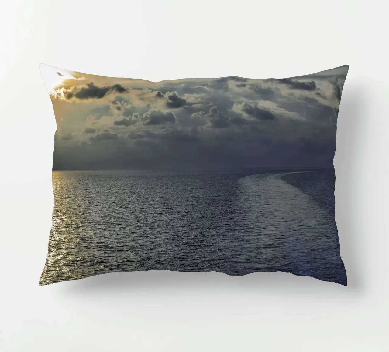 Luce dorata sull'oceano al tramonto o all'alba. cuscino da peuceta_BA