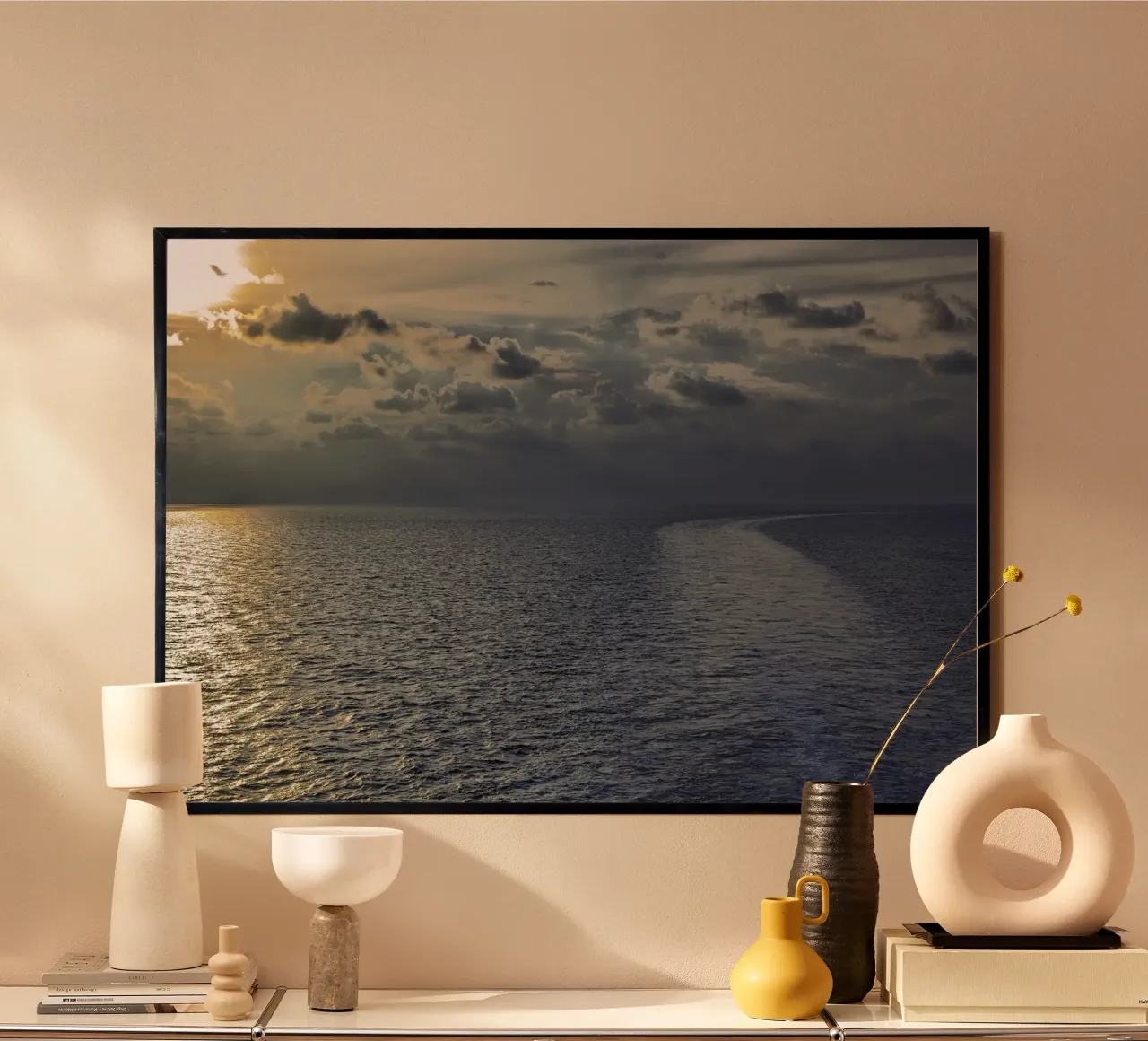 Luce dorata sull'oceano al tramonto o all'alba. poster con telaio in plastica da peuceta_BA