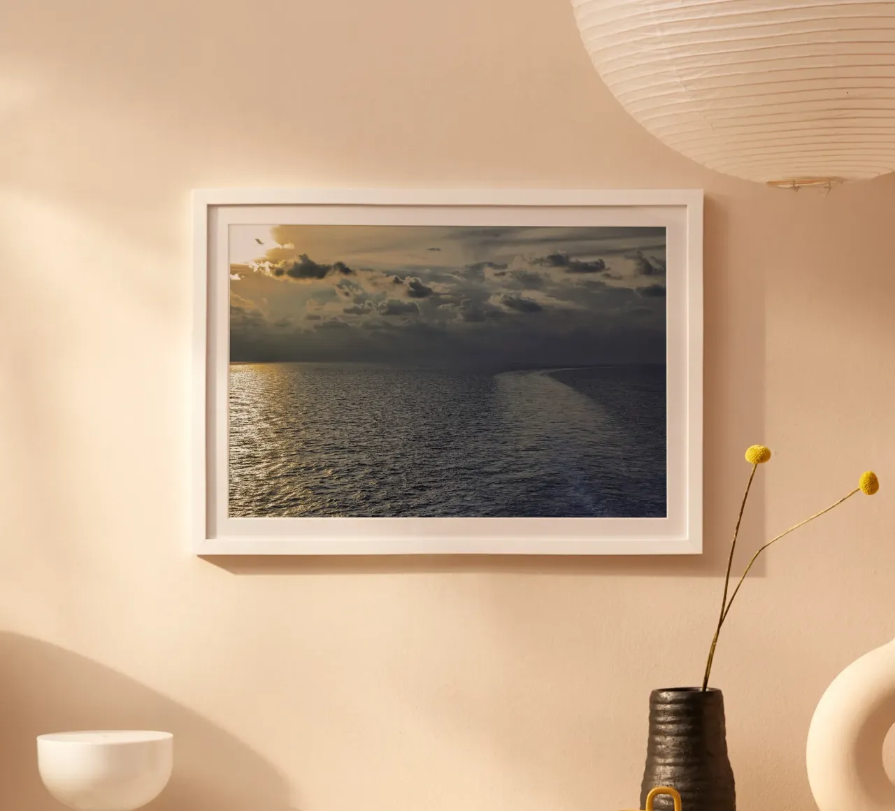 Luce dorata sull'oceano al tramonto o all'alba. poster con telaio in plastica da peuceta_BA