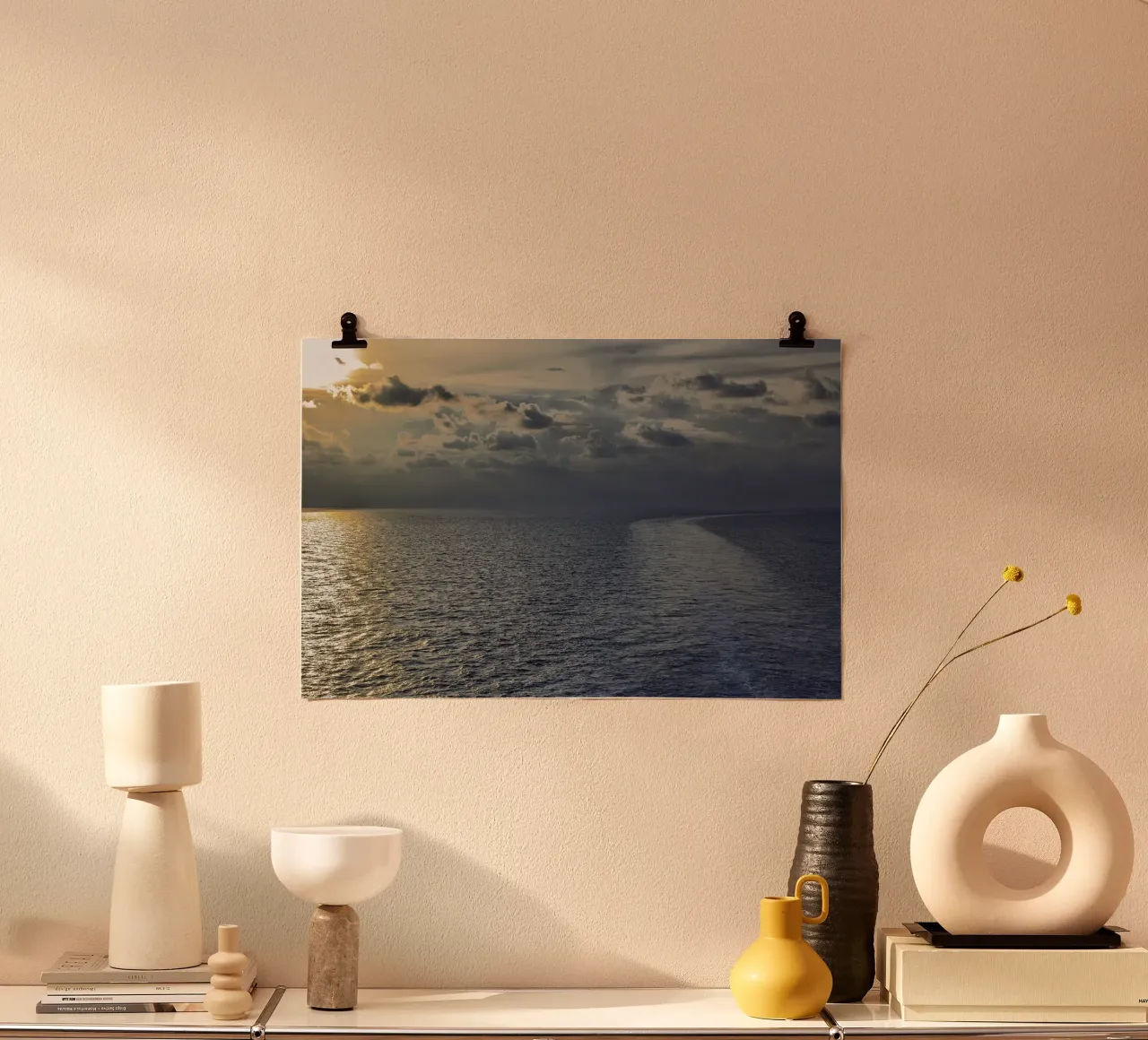 Luce dorata sull'oceano al tramonto o all'alba. poster con telaio in plastica da peuceta_BA