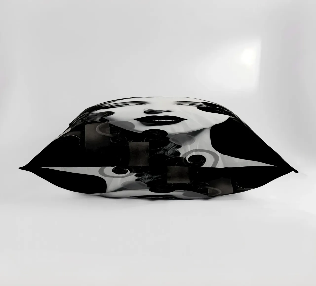 Volto astratto in bianco e nero cuscino da Imagine