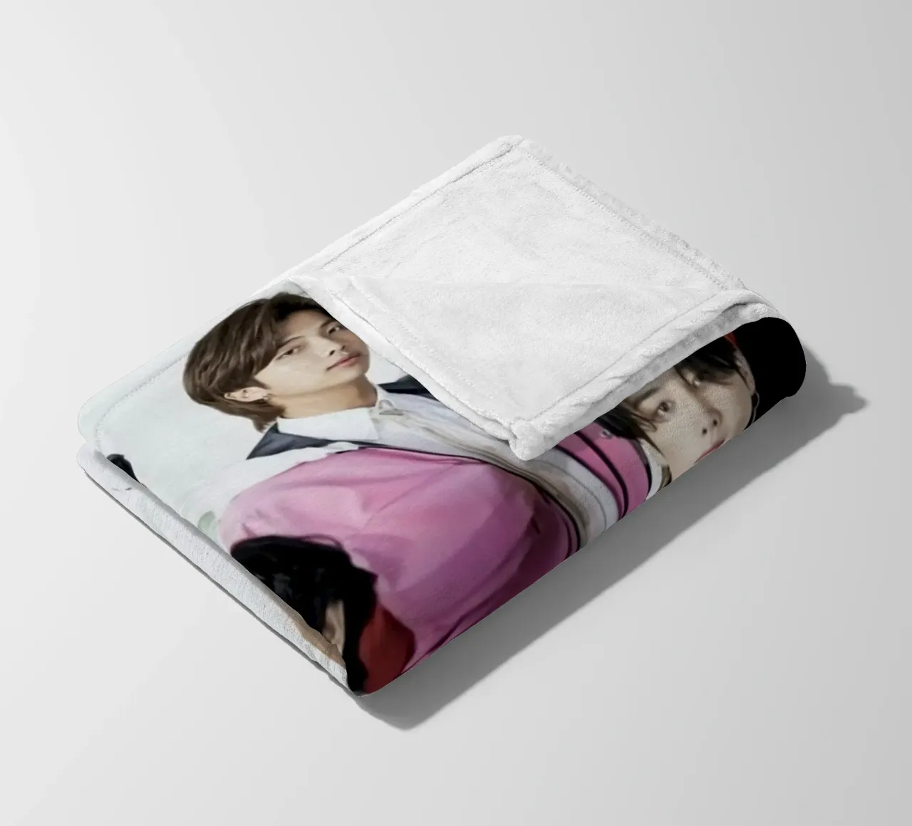 Boyband coreana coperta in pile da Betty Shops