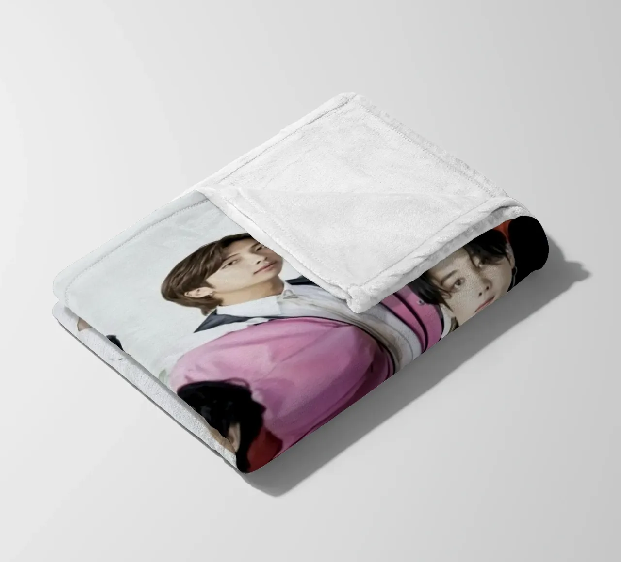 Boyband coreana coperta in pile da Betty Shops