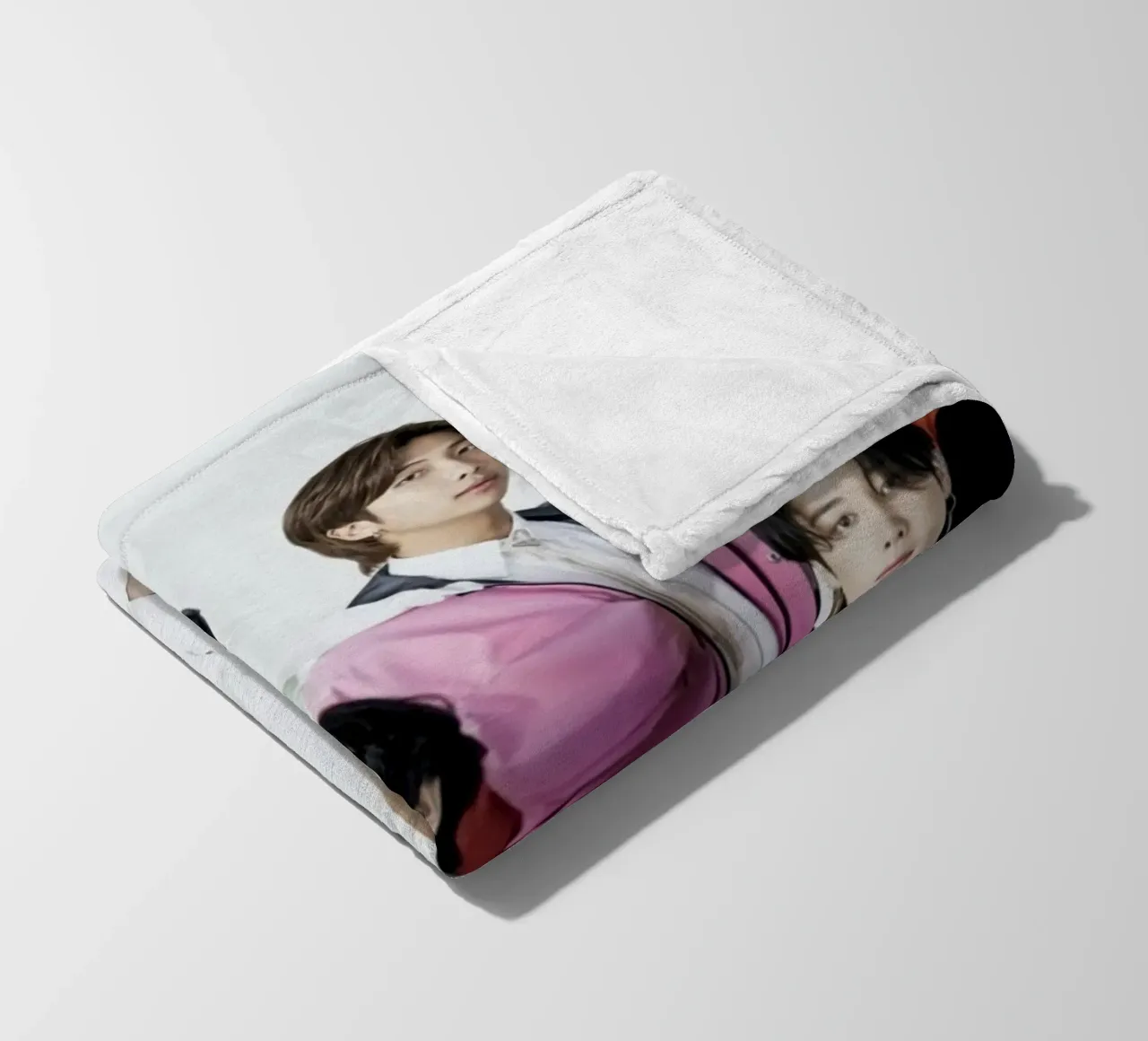 Boyband coreana coperta in pile da Betty Shops
