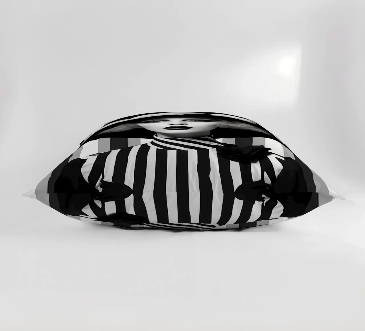 Donna con grande cappello cuscino da Imagine