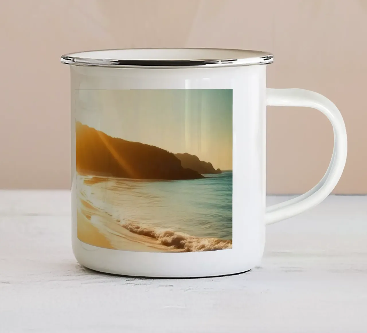 Alba dorata su una tranquilla spiaggia di palme tazza in smalto da DesignDoodle