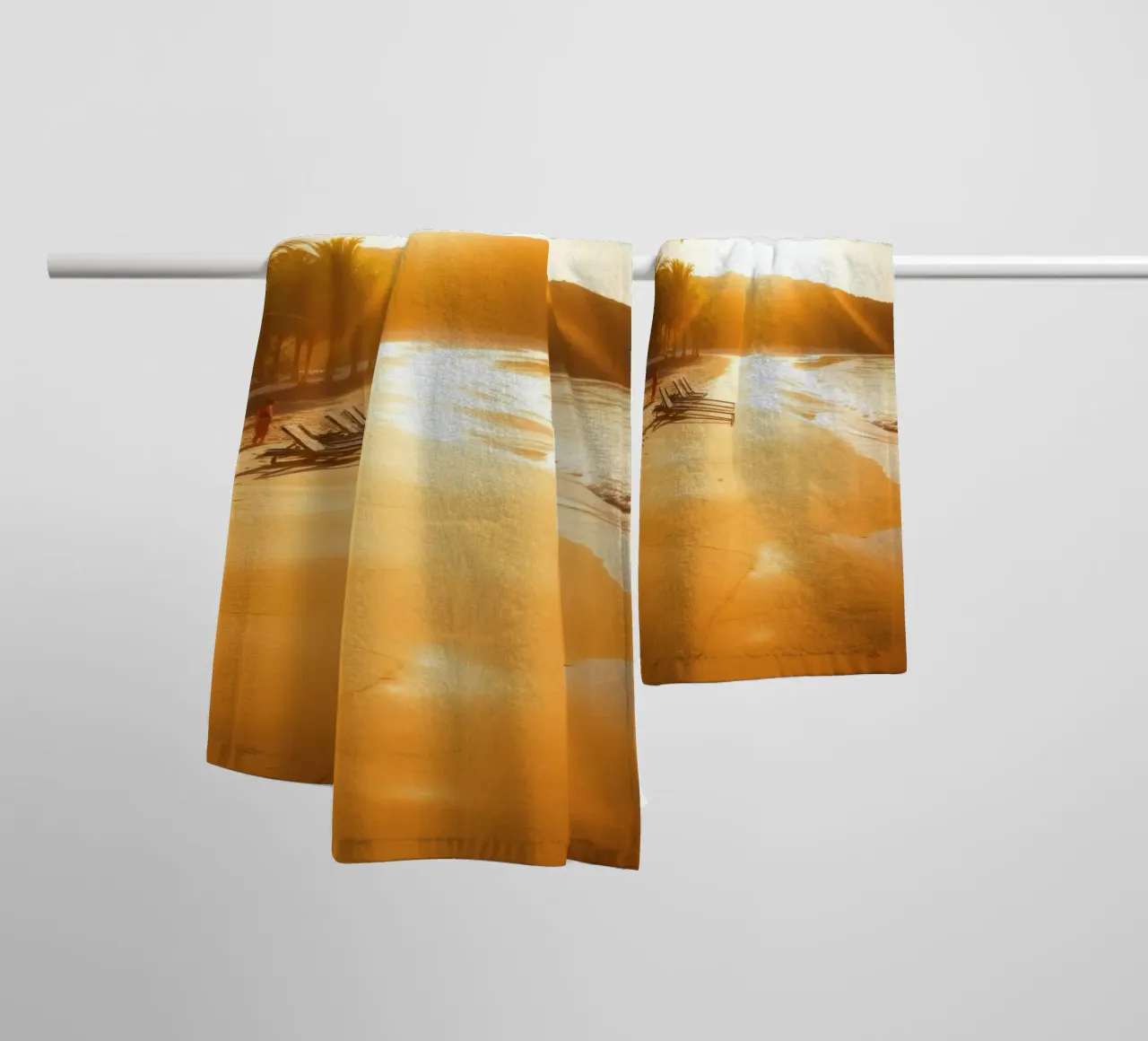 Alba dorata su una tranquilla spiaggia di palme asciugamano da bagno da DesignDoodle