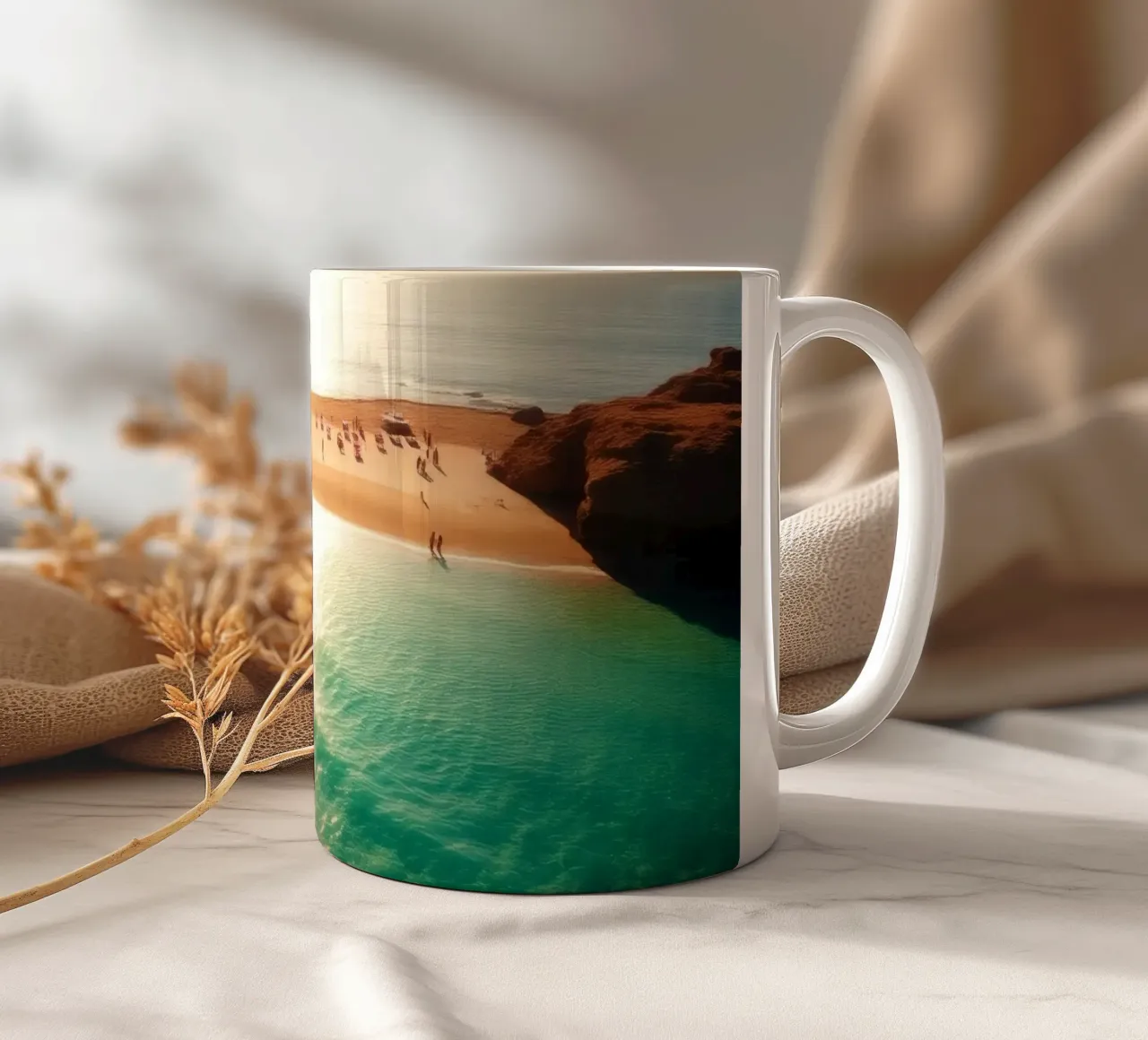 Spiaggia illuminata dal sole con acqua turchese e sabbia dorata durante il sole tazza in ceramica da DesignDoodle