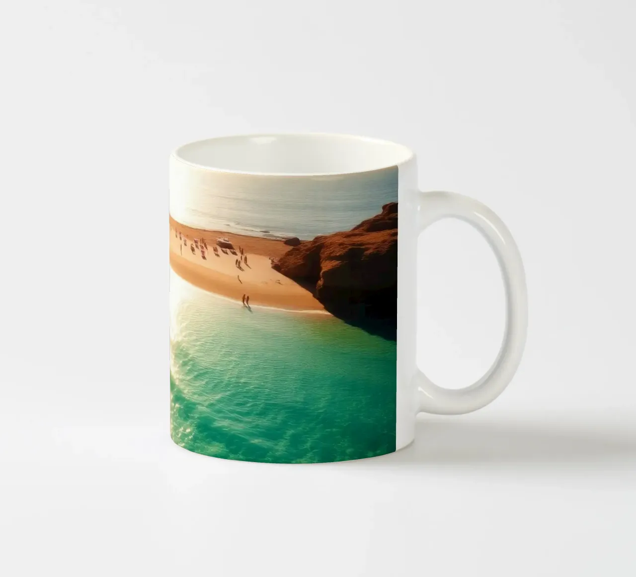 Spiaggia illuminata dal sole con acqua turchese e sabbia dorata durante il sole tazza in ceramica da DesignDoodle