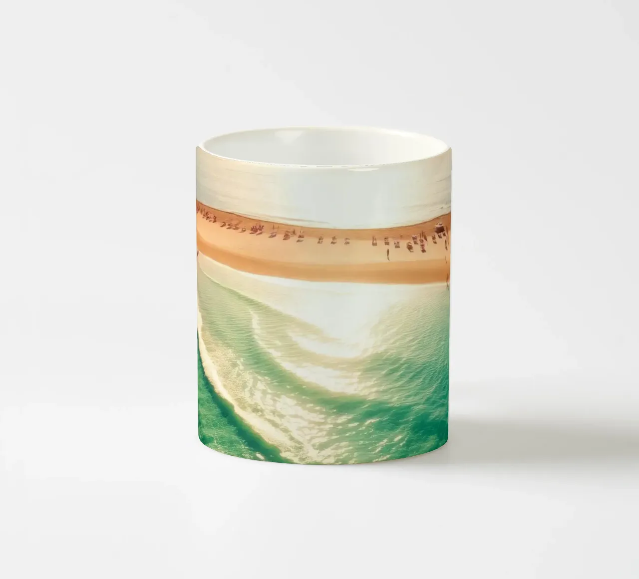 Spiaggia illuminata dal sole con acqua turchese e sabbia dorata durante il sole tazza in ceramica da DesignDoodle