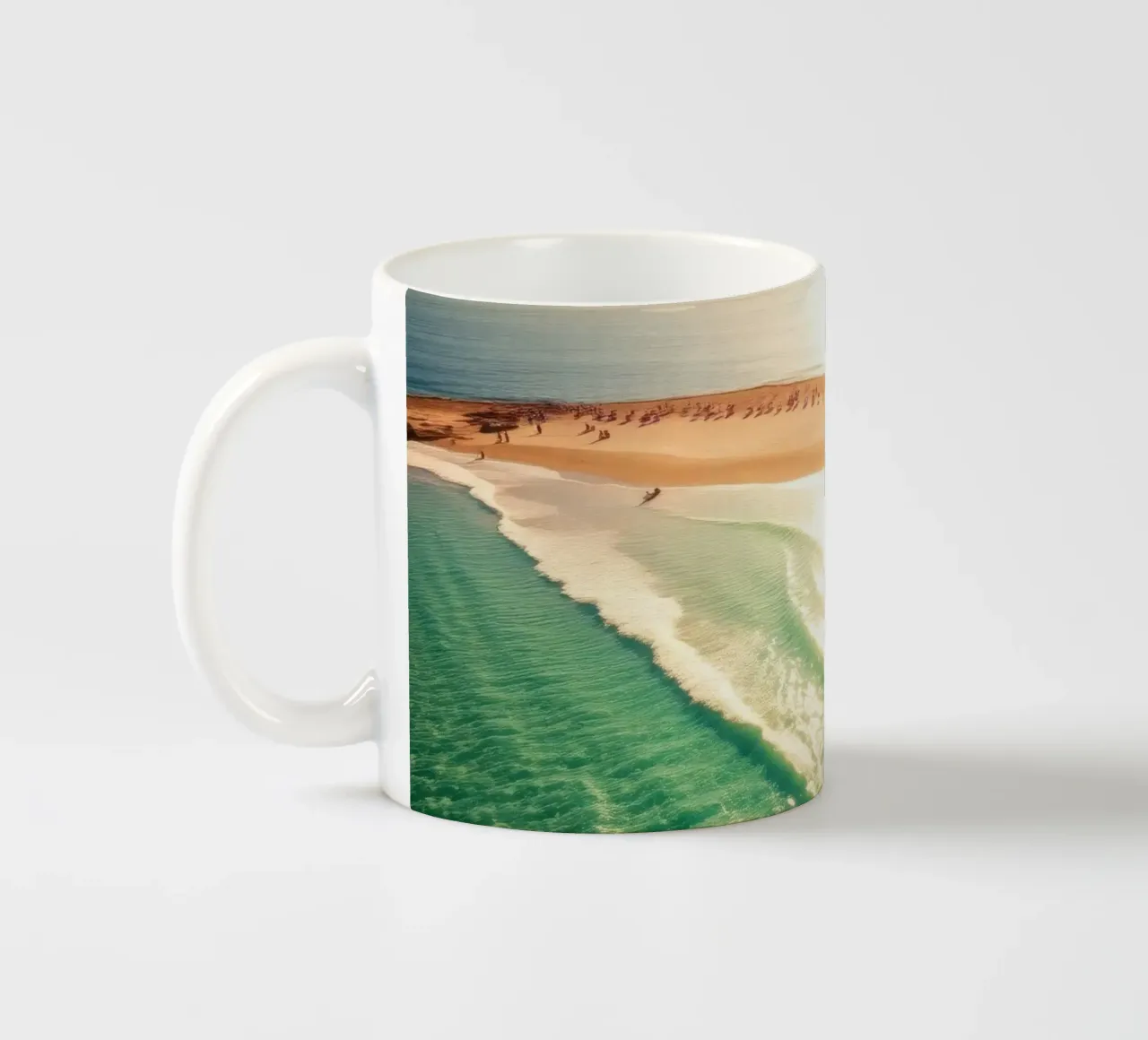Spiaggia illuminata dal sole con acqua turchese e sabbia dorata durante il sole tazza in ceramica da DesignDoodle