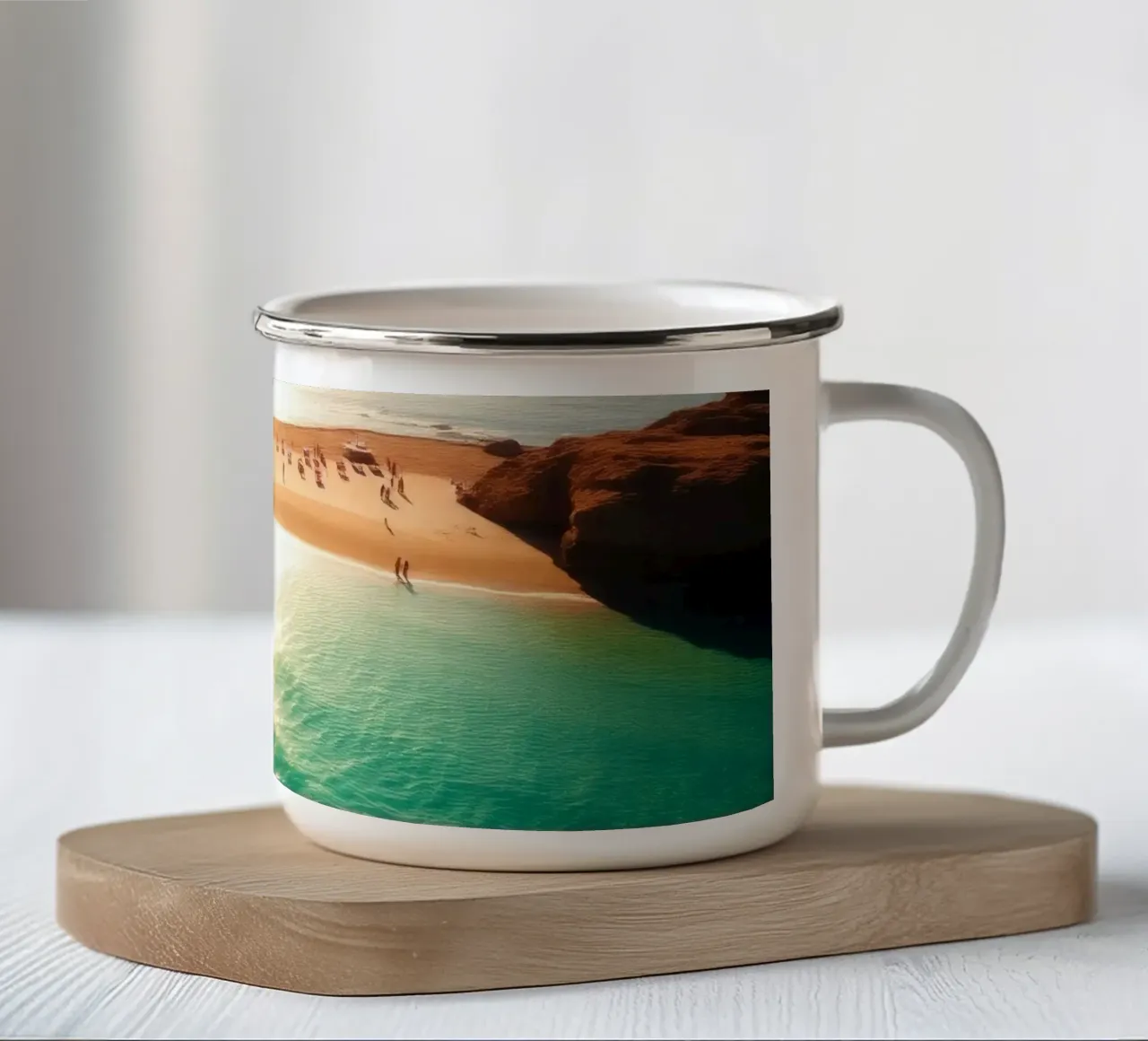 Spiaggia illuminata dal sole con acqua turchese e sabbia dorata durante il sole tazza in smalto da DesignDoodle