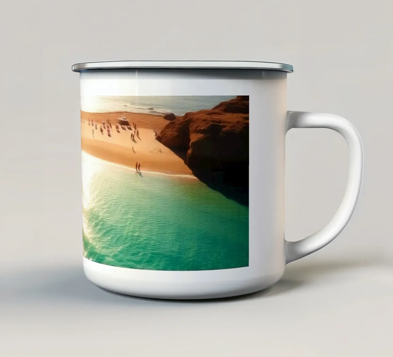 Spiaggia illuminata dal sole con acqua turchese e sabbia dorata durante il sole tazza in smalto da DesignDoodle