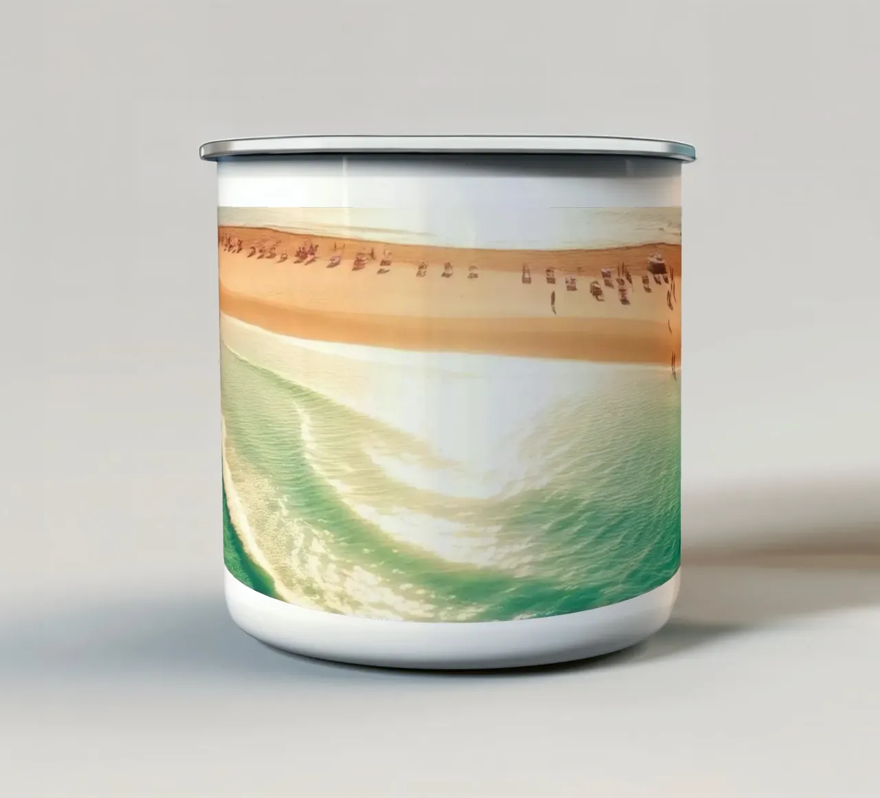 Spiaggia illuminata dal sole con acqua turchese e sabbia dorata durante il sole tazza in smalto da DesignDoodle