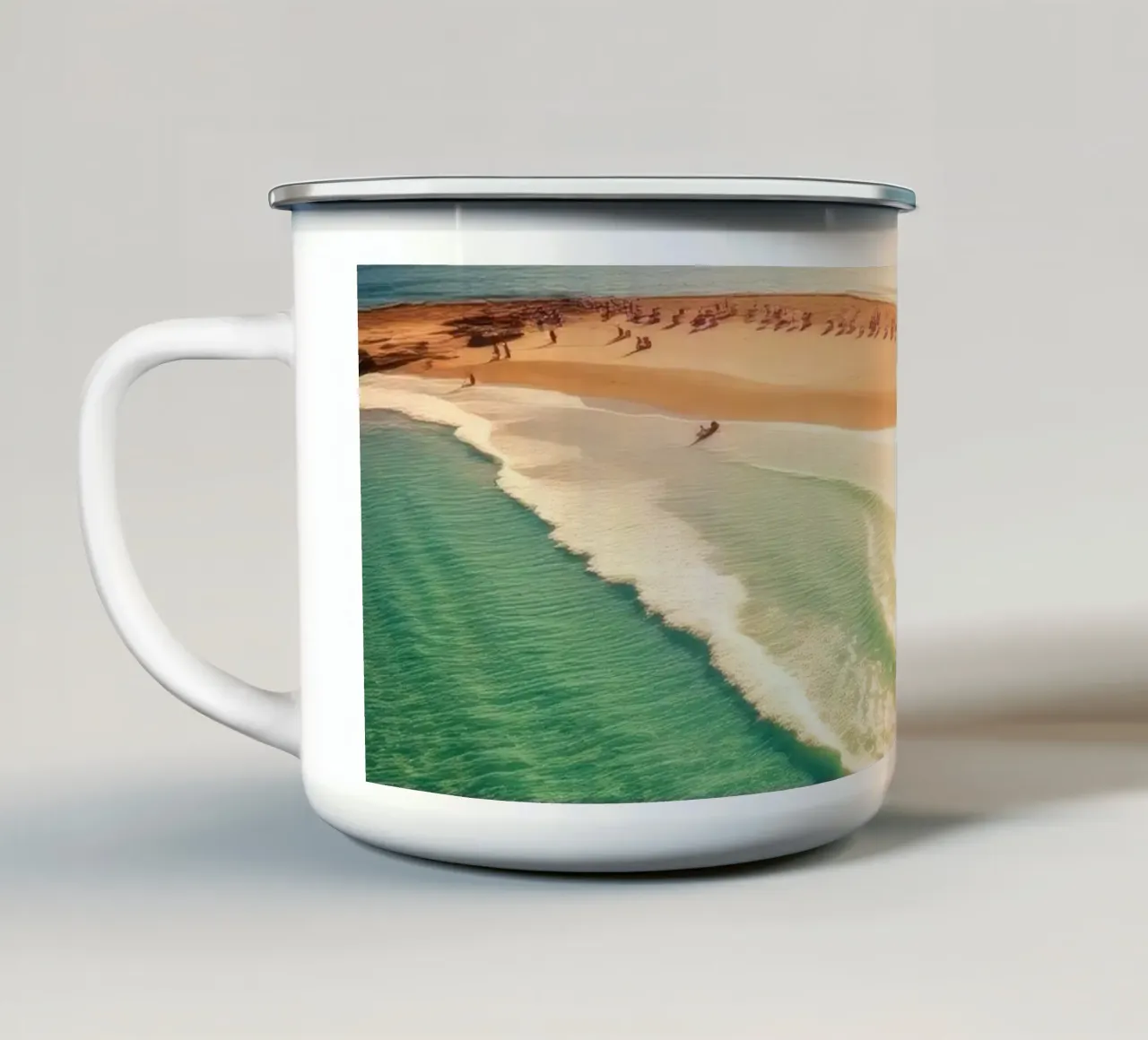 Spiaggia illuminata dal sole con acqua turchese e sabbia dorata durante il sole tazza in smalto da DesignDoodle