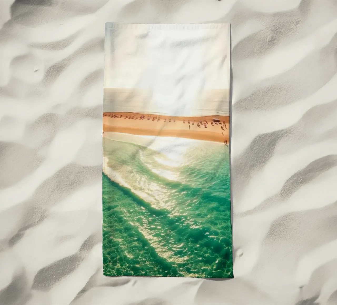 Spiaggia illuminata dal sole con acqua turchese e sabbia dorata durante il sole telo mare da DesignDoodle