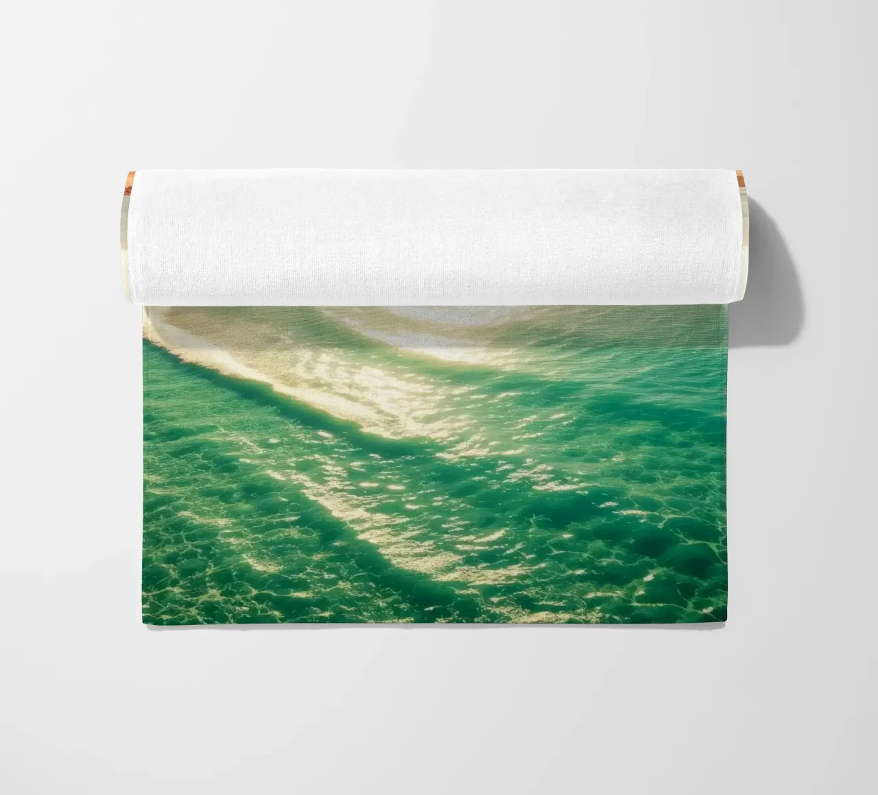 Spiaggia illuminata dal sole con acqua turchese e sabbia dorata durante il sole telo mare da DesignDoodle