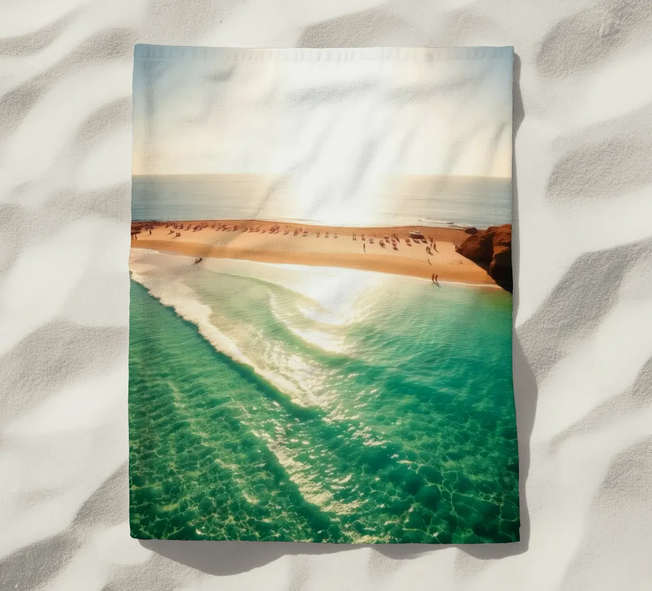 Spiaggia illuminata dal sole con acqua turchese e sabbia dorata durante il sole telo mare da DesignDoodle