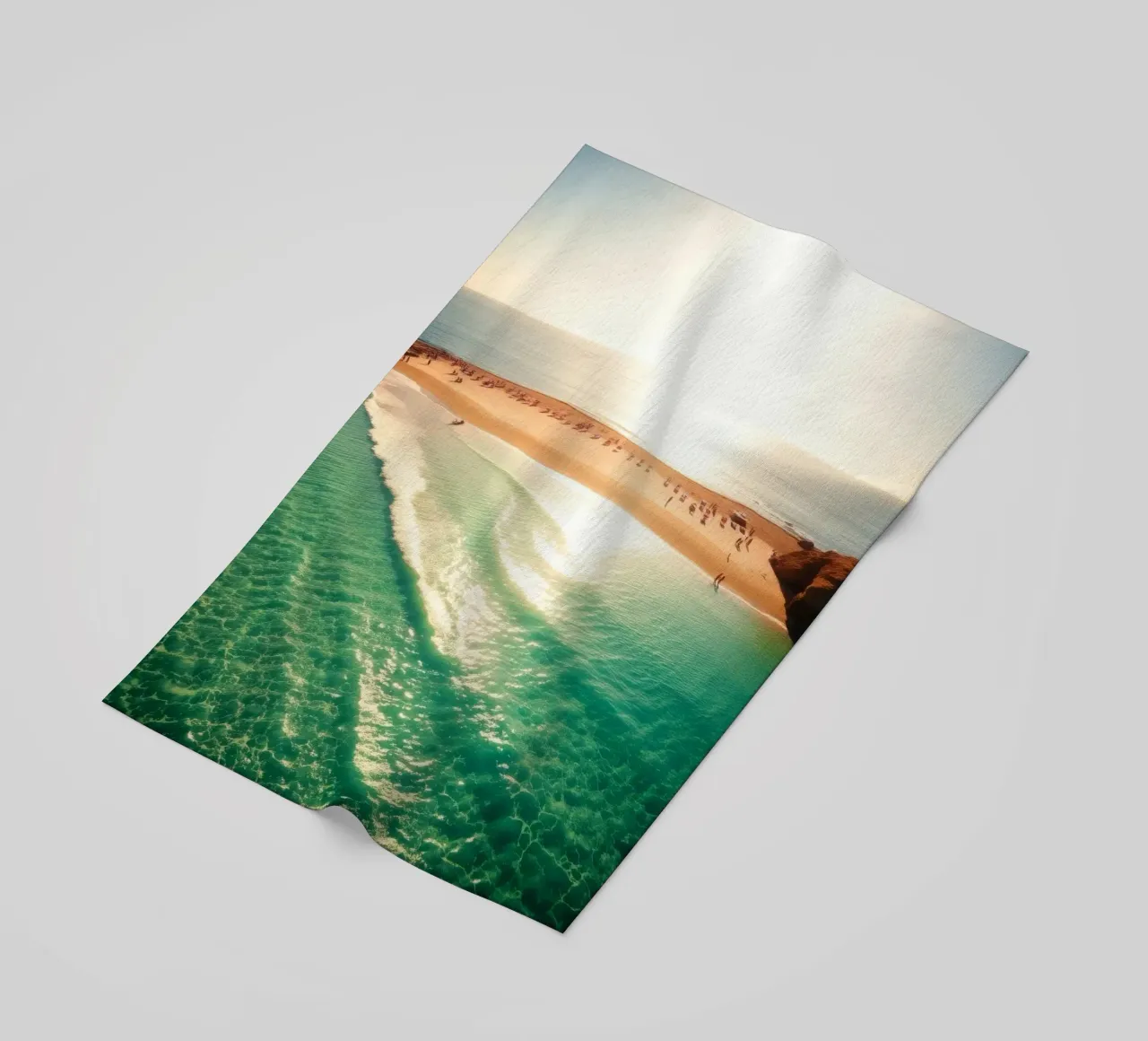Spiaggia illuminata dal sole con acqua turchese e sabbia dorata durante il sole telo mare da DesignDoodle