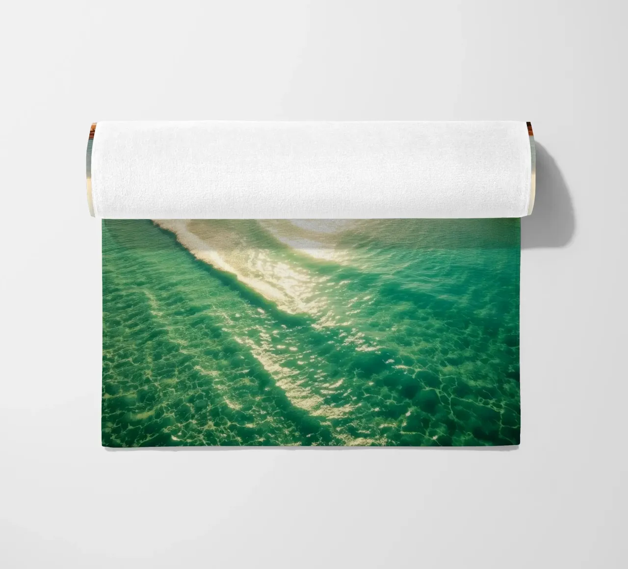 Spiaggia illuminata dal sole con acqua turchese e sabbia dorata durante il sole telo mare da DesignDoodle