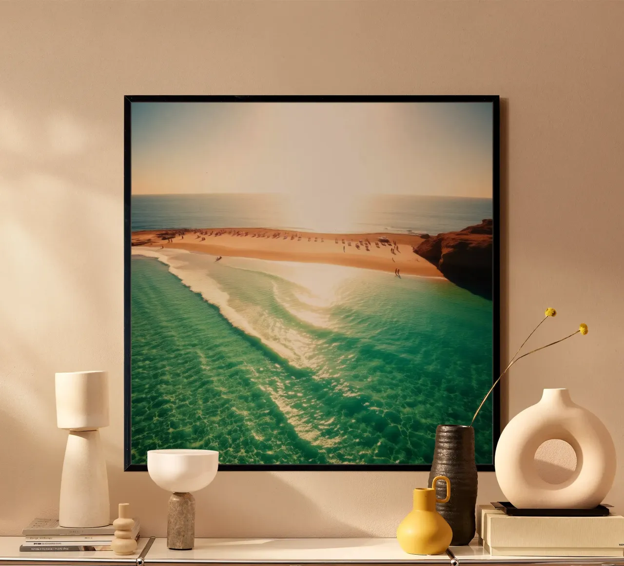 Spiaggia illuminata dal sole con acqua turchese e sabbia dorata durante il sole carta hahnemühle da DesignDoodle