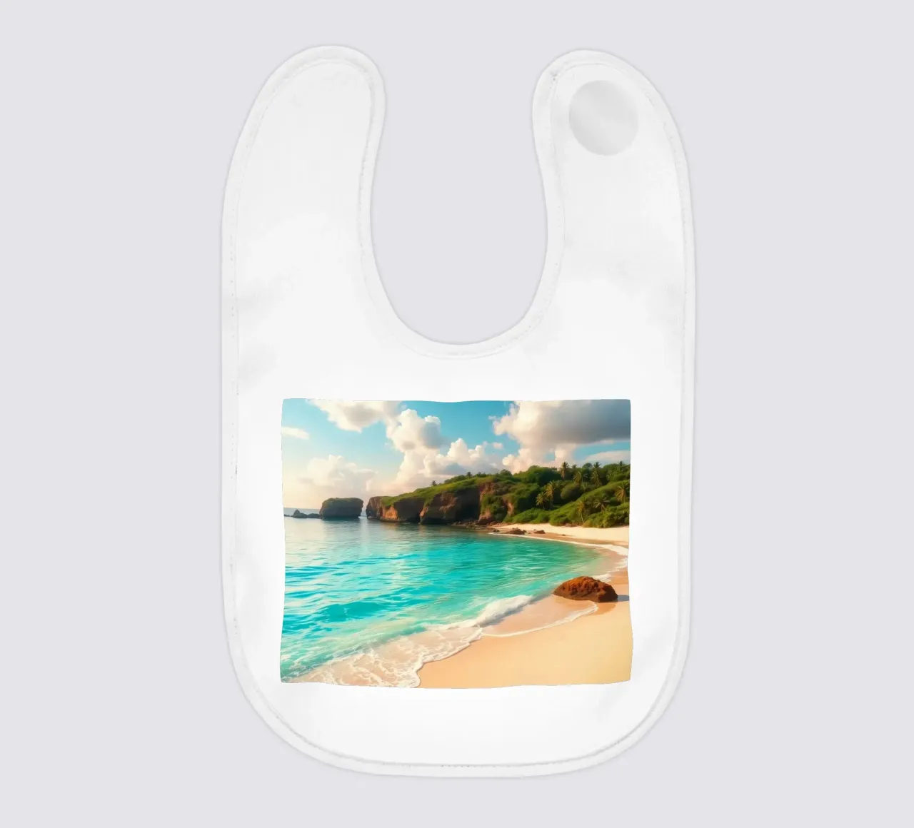 spiaggia tranquilla con acqua limpida e turchese e scogliera verde e lussureggiante bavaglino da DesignDoodle