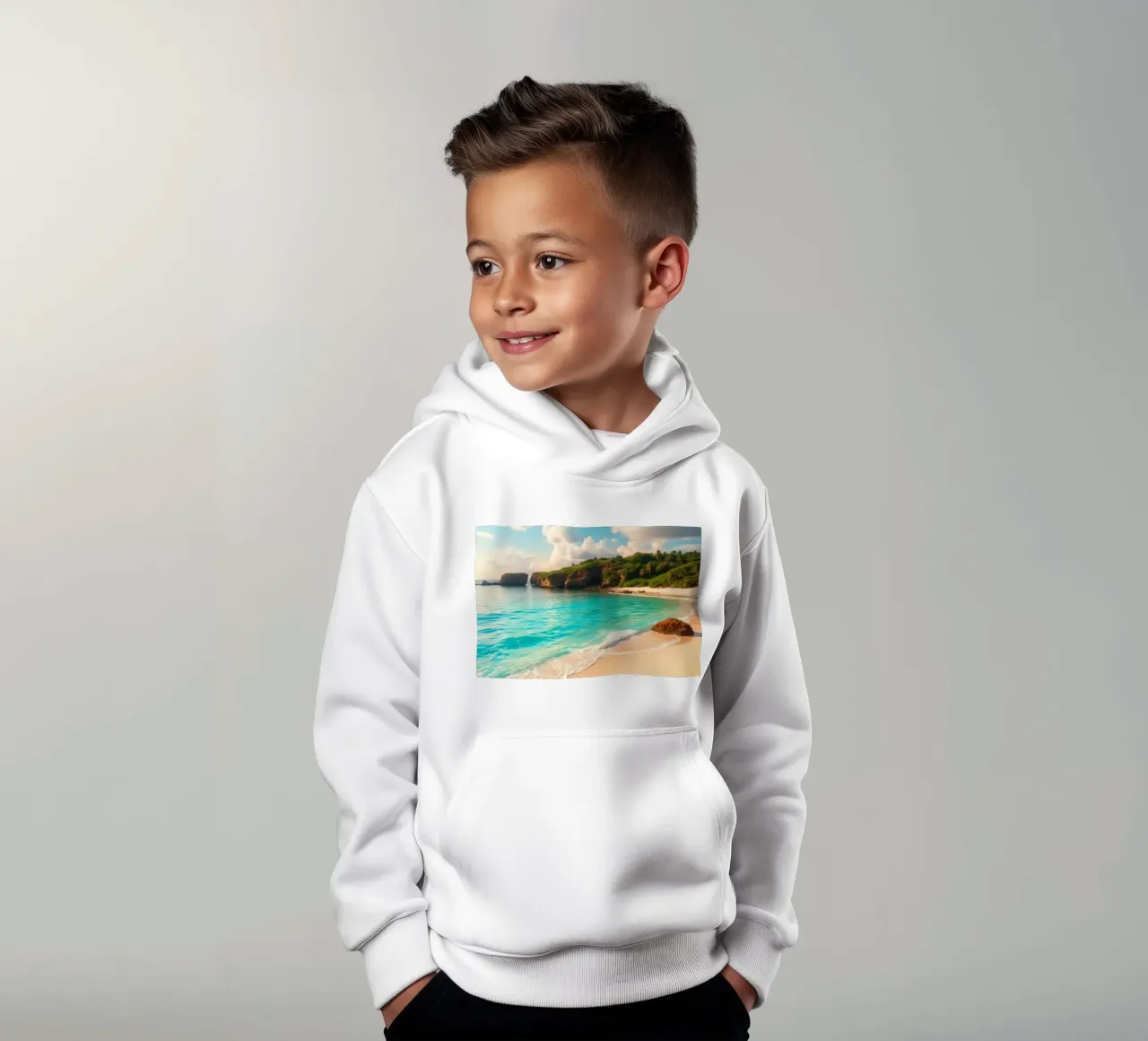 spiaggia tranquilla con acqua limpida e turchese e scogliera verde e lussureggiante felpa bambino con cappuccio da DesignDoodle