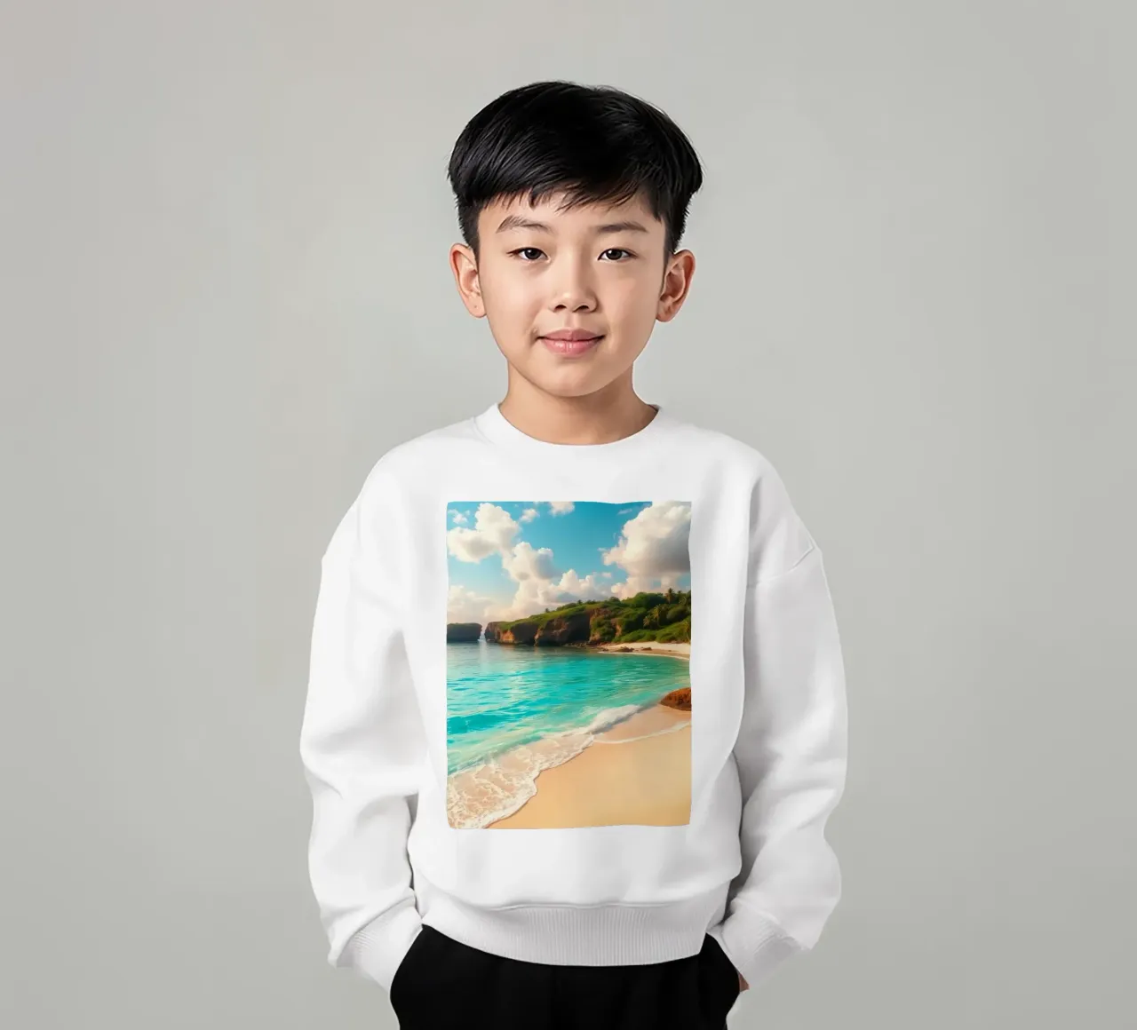spiaggia tranquilla con acqua limpida e turchese e scogliera verde e lussureggiante felpa bambino da DesignDoodle