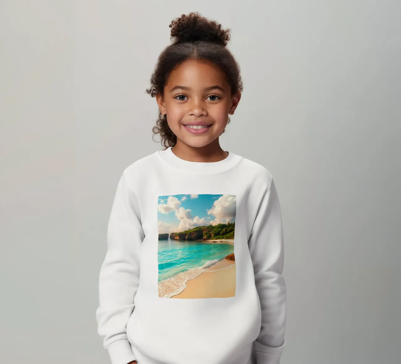 spiaggia tranquilla con acqua limpida e turchese e scogliera verde e lussureggiante felpa bambino da DesignDoodle
