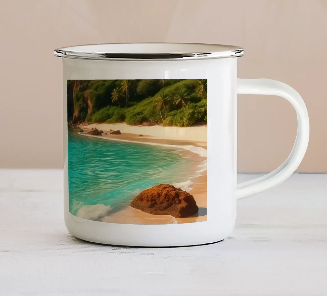 spiaggia tranquilla con acqua limpida e turchese e scogliera verde e lussureggiante tazza in smalto da DesignDoodle