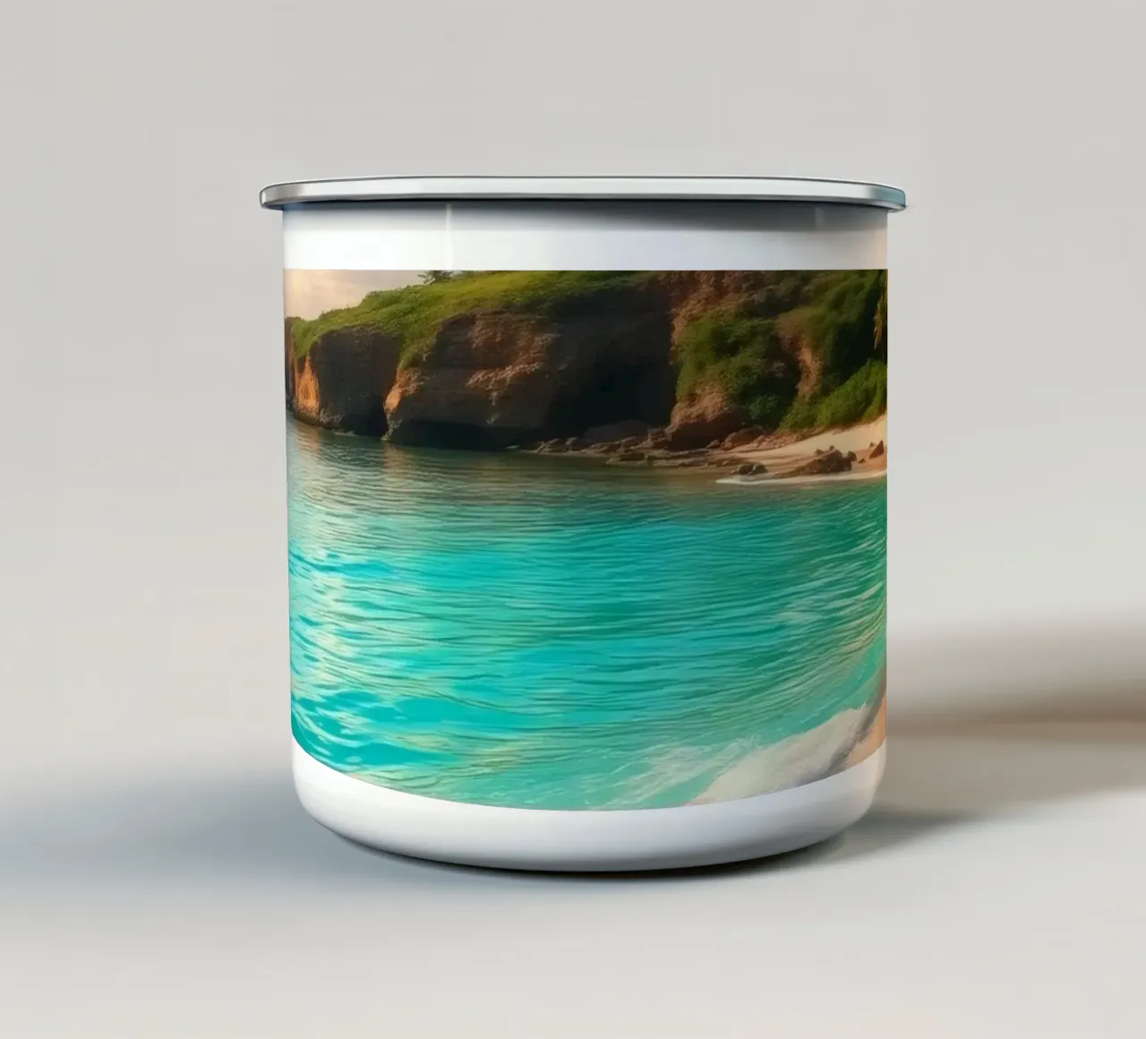 spiaggia tranquilla con acqua limpida e turchese e scogliera verde e lussureggiante tazza in smalto da DesignDoodle