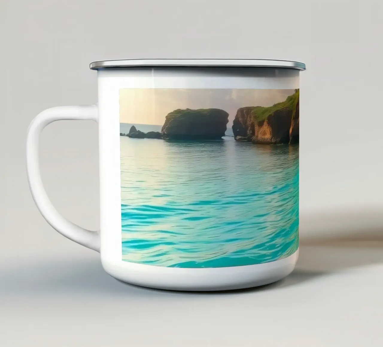 spiaggia tranquilla con acqua limpida e turchese e scogliera verde e lussureggiante tazza in smalto da DesignDoodle