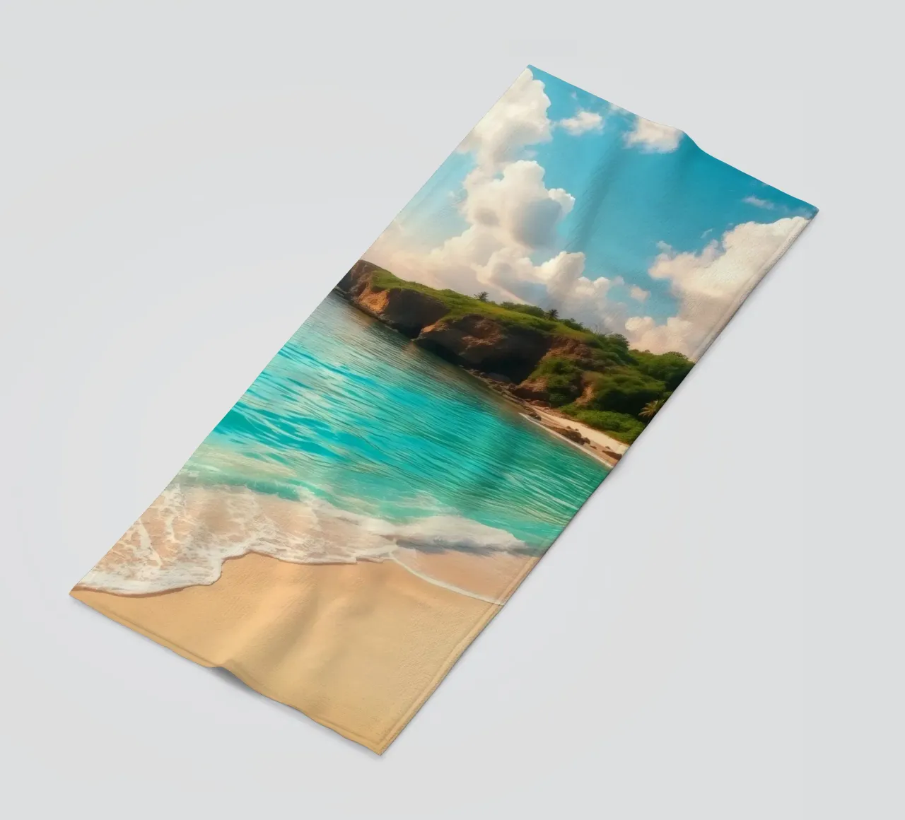spiaggia tranquilla con acqua limpida e turchese e scogliera verde e lussureggiante telo mare da DesignDoodle