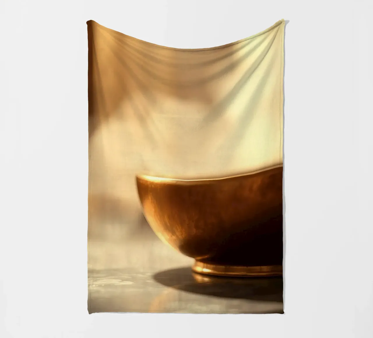 La ciotola dorata emette vapore in un sereno ambiente interno coperta in pile da DesignDoodle