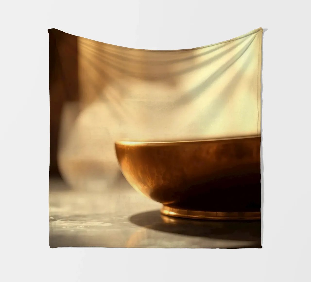La ciotola dorata emette vapore in un sereno ambiente interno coperta in pile da DesignDoodle