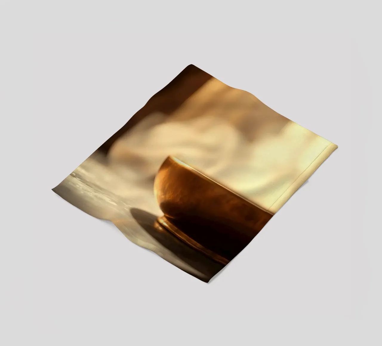 La ciotola dorata emette vapore in un sereno ambiente interno coperta in pile da DesignDoodle