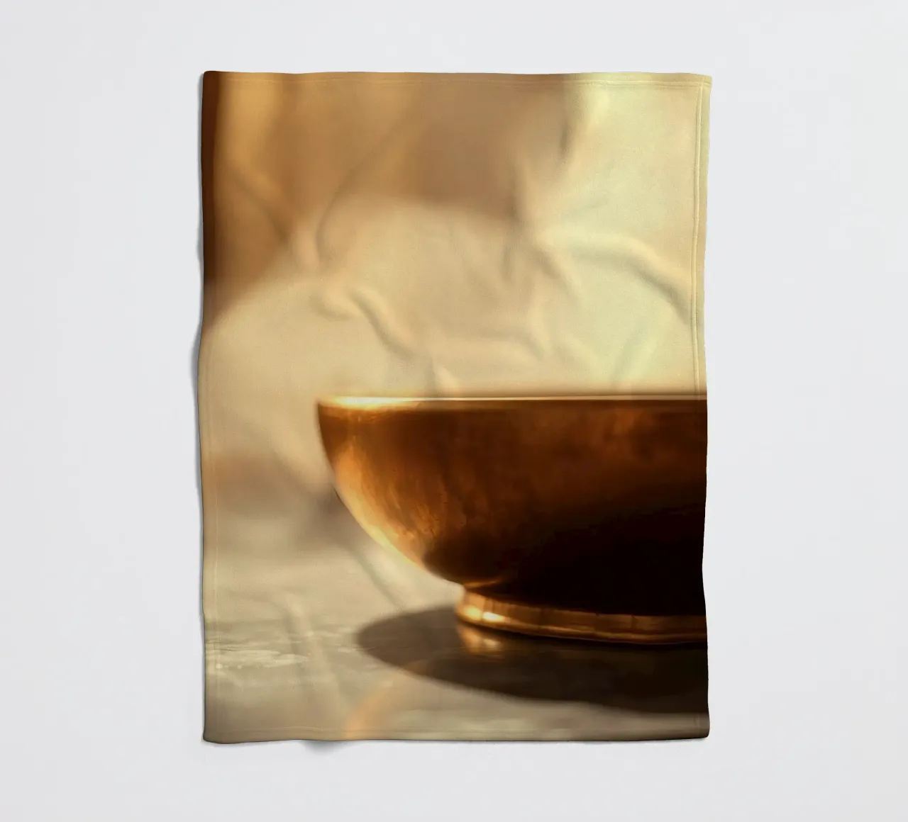 La ciotola dorata emette vapore in un sereno ambiente interno coperta in pile da DesignDoodle