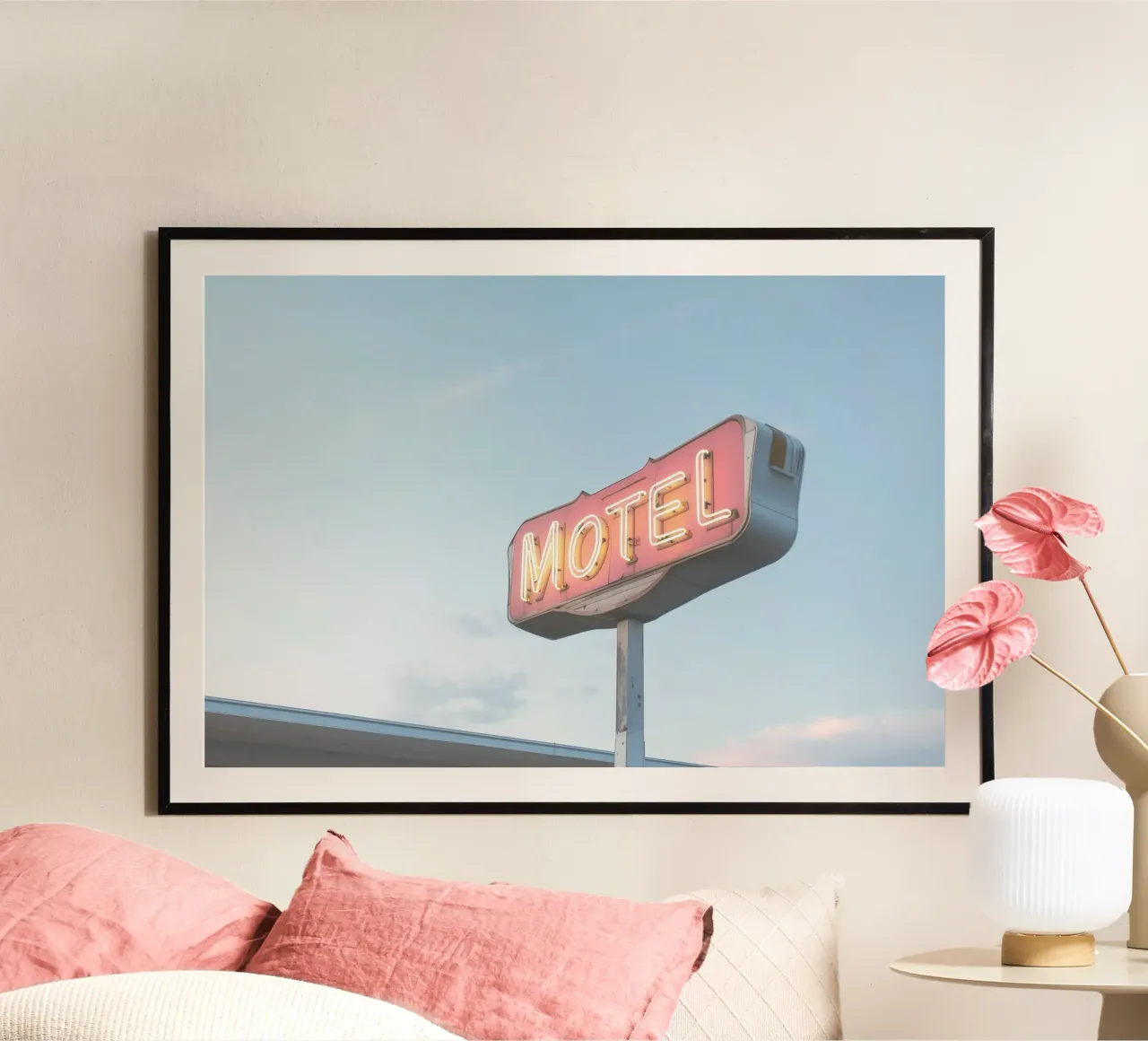 USA SérIA I Neon rosa retrò di un vecchio motel americano poster con telaio in plastica da Julie Travel Photography