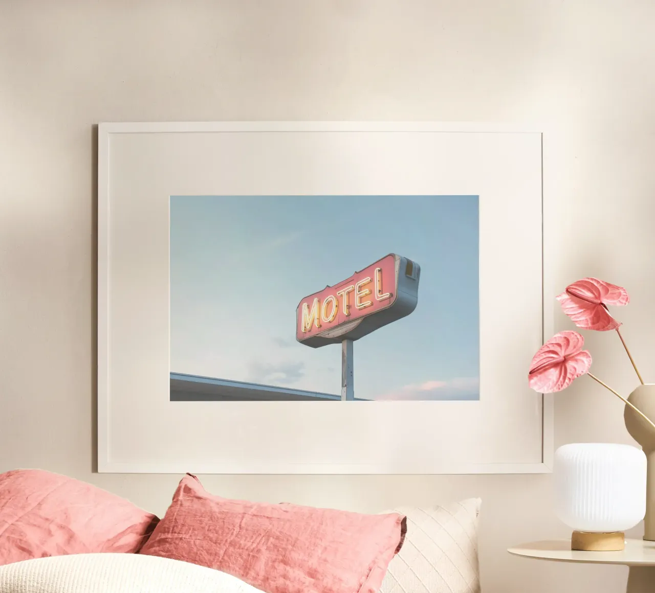 USA SérIA I Neon rosa retrò di un vecchio motel americano poster con telaio in plastica da Julie Travel Photography