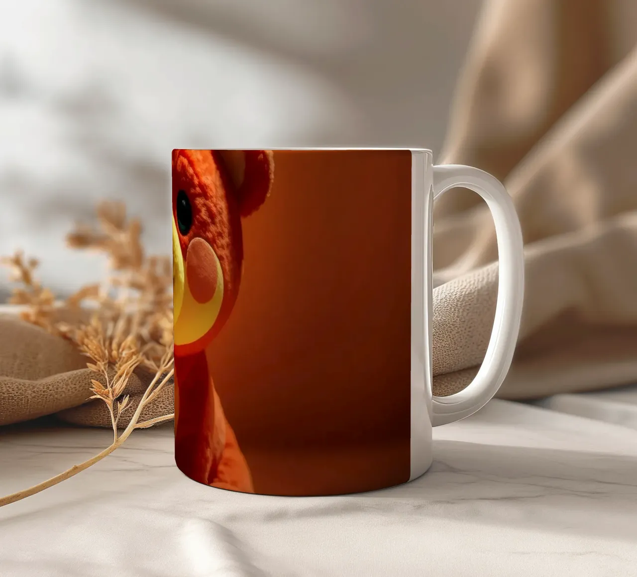 orso di peluche arancione seduto su una superficie liscia in ambiente tazza in ceramica da DesignDoodle