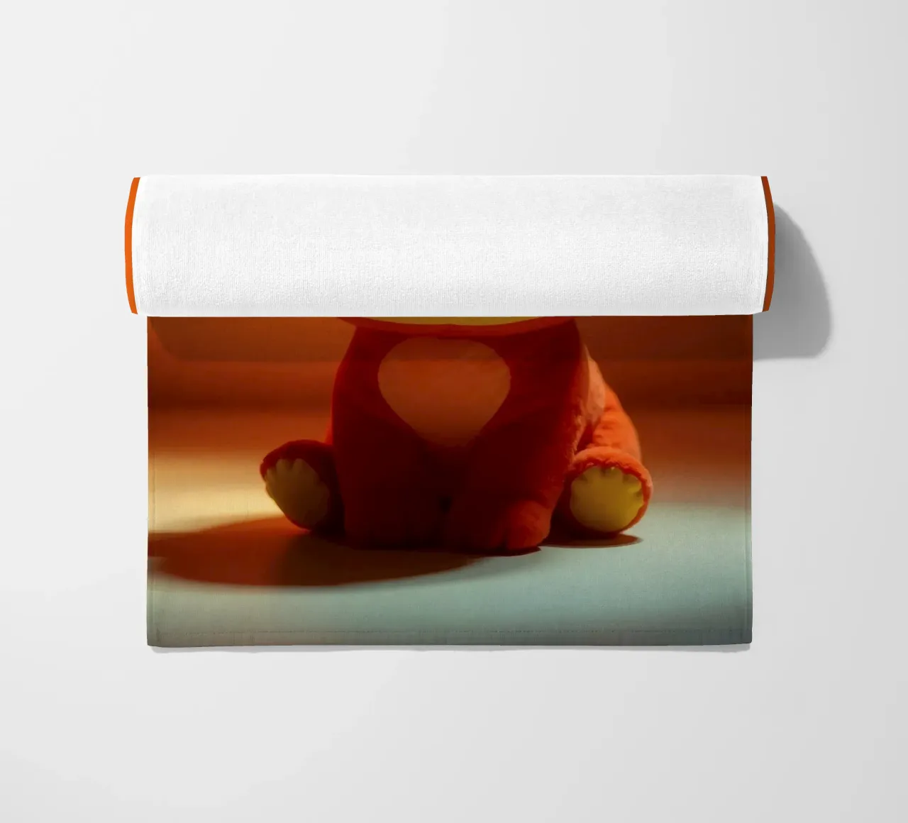 orso di peluche arancione seduto su una superficie liscia in ambiente telo mare da DesignDoodle