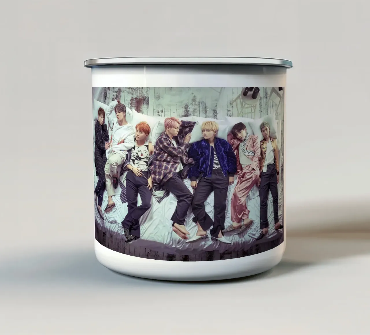 Dormire insieme nel letto tazza in smalto da Betty Shops