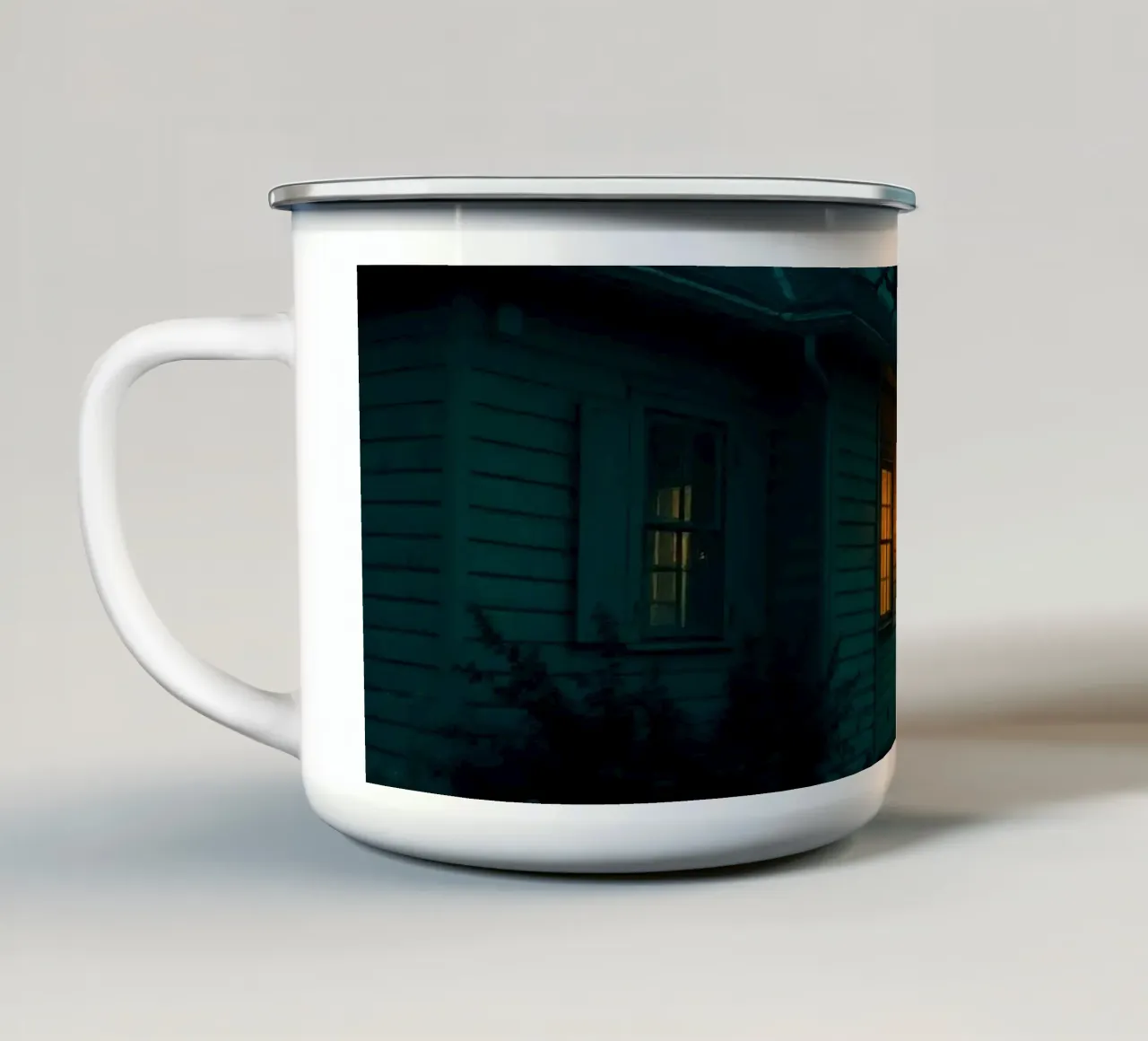 Casa buia e inquietante illuminata da una luce calda nella nebbia tazza in smalto da DesignDoodle