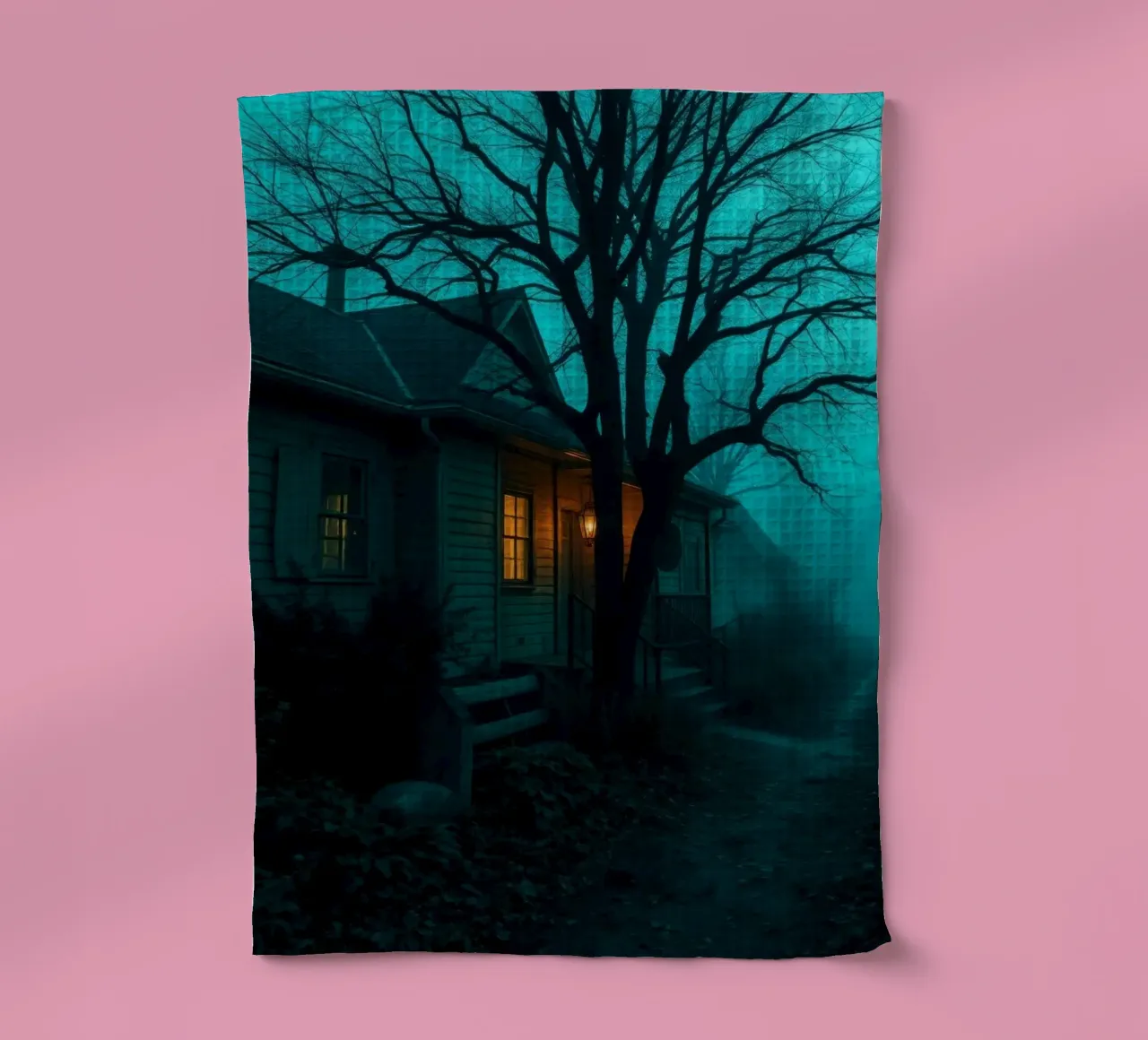 Dunkles und unheimliches Haus, beleuchtet von warmem Licht in nebligem Geschirrtuch von DesignDoodle