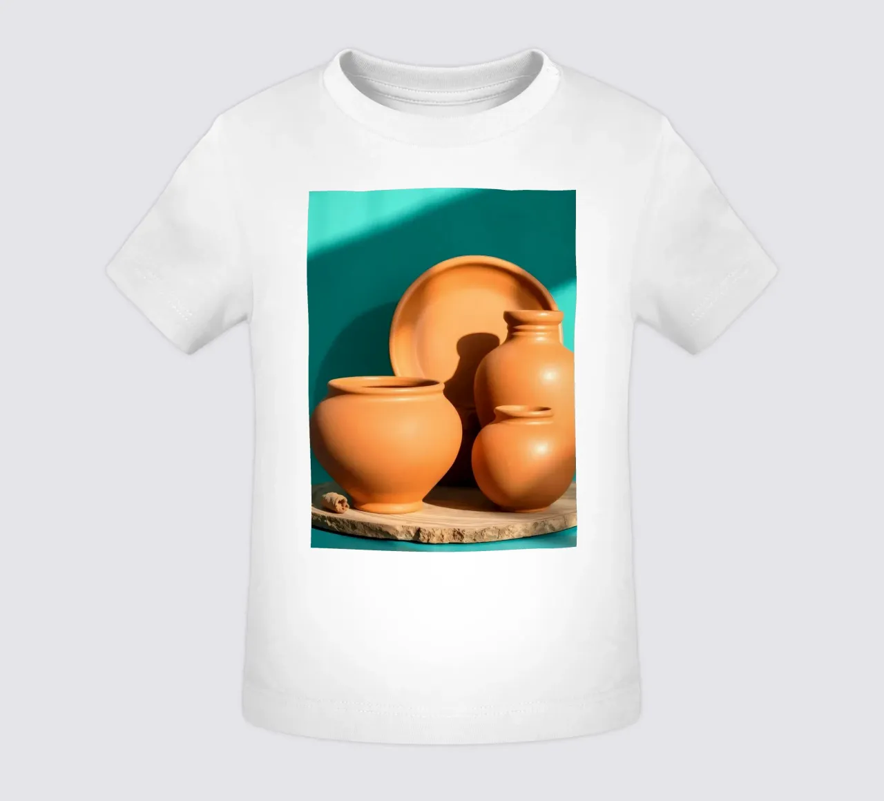 Pentole e piatti di terracotta disposti su un piatto di legno maglietta neonato da DesignDoodle