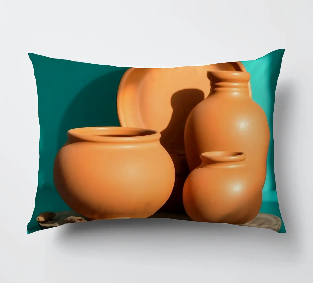 Pentole e piatti di terracotta disposti su un piatto di legno cuscino da DesignDoodle