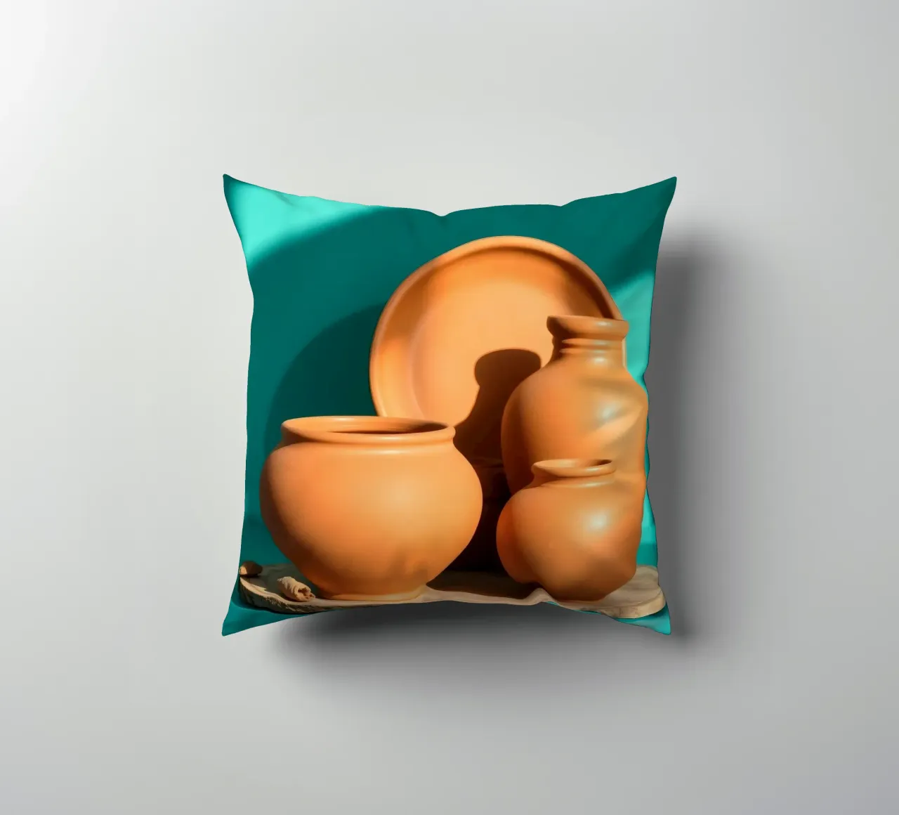 Pentole e piatti di terracotta disposti su un piatto di legno cuscino da DesignDoodle