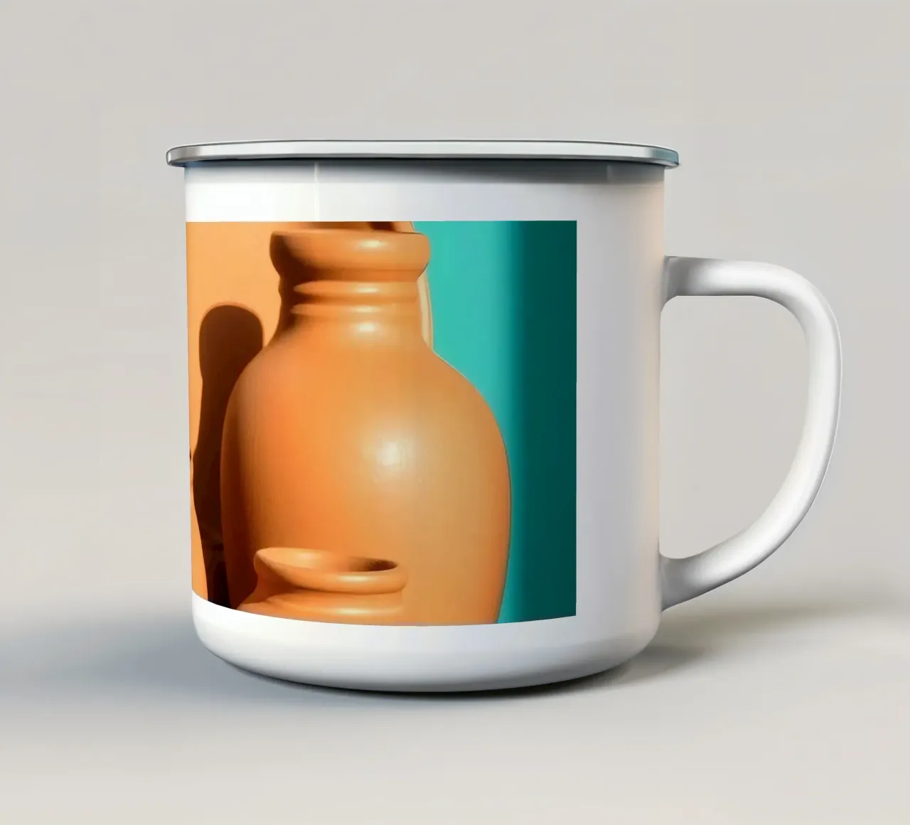 Pentole e piatti di terracotta disposti su un piatto di legno tazza in smalto da DesignDoodle
